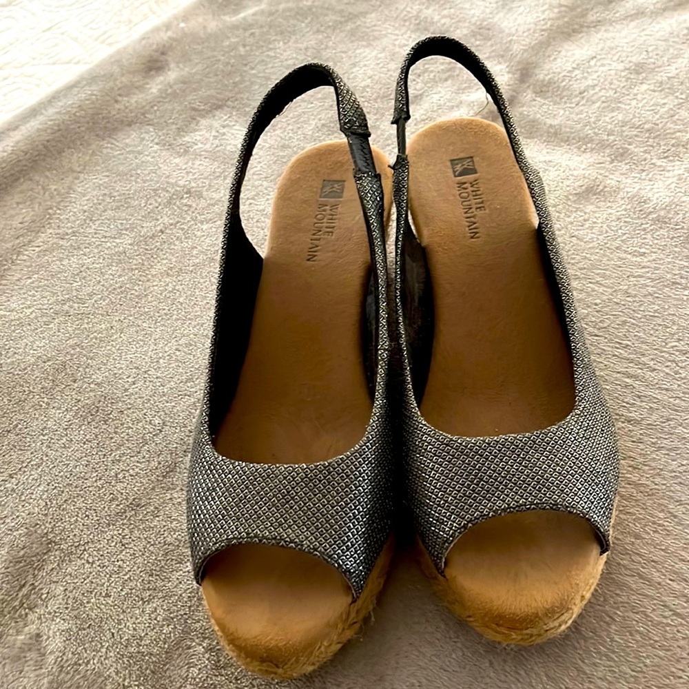 White mountain espadrillesnever worn soles soiled size says 7 1/2 fit like 7